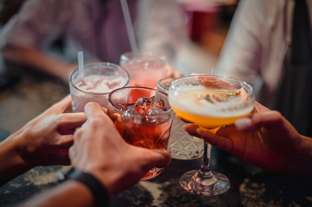 Cocktail dînatoire : comment s’habiller pour trois heures debout